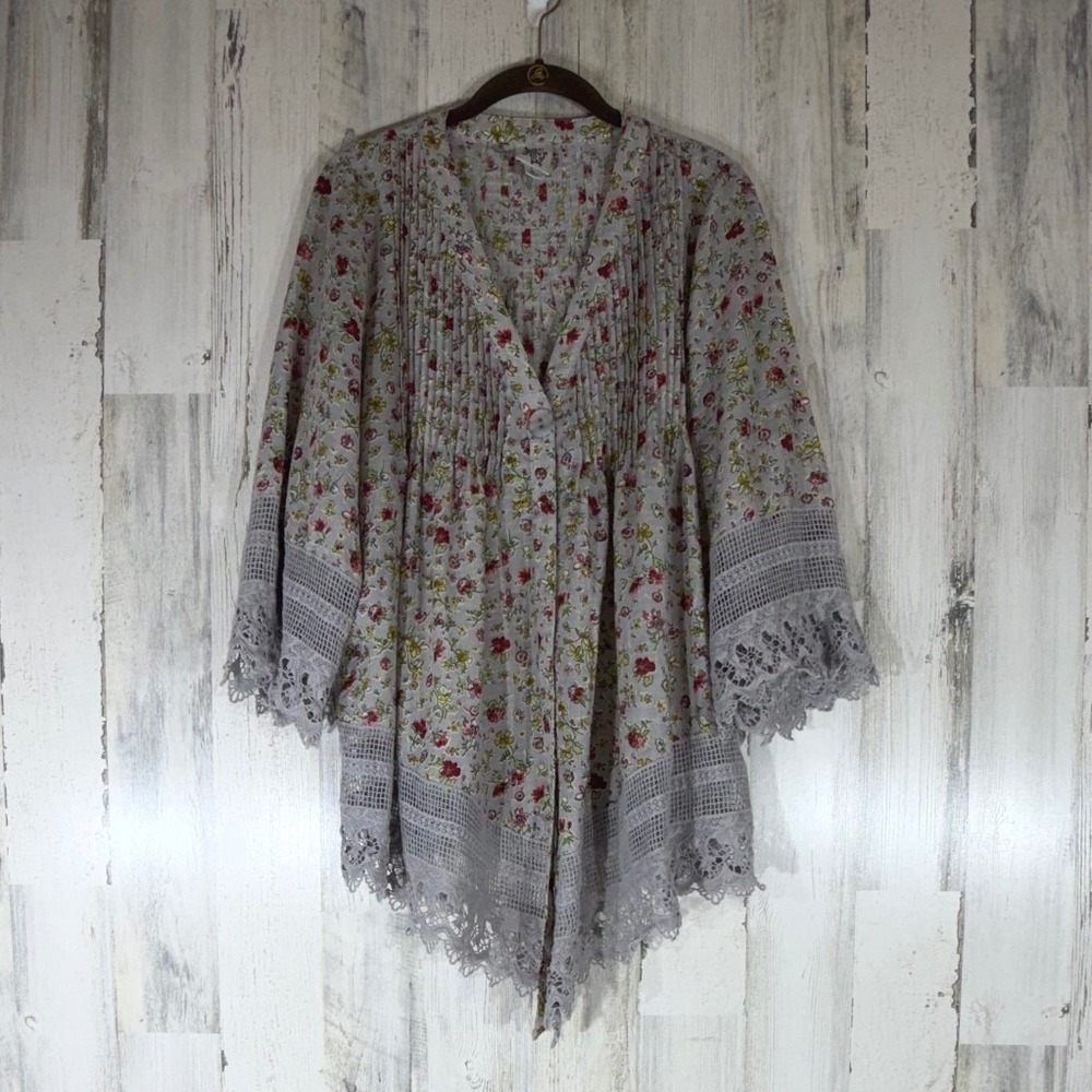 Ivy Jane Tunic L Gray Floral Crochet Lace Trim Pintuck Snap Front Boho Cottage